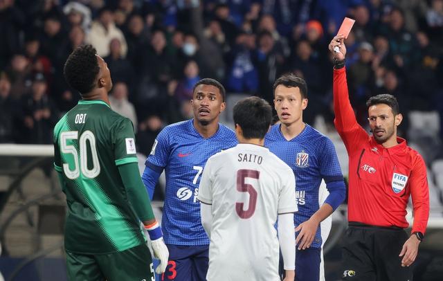 足球场上激烈角逐，谁能笑到最后？的简单介绍