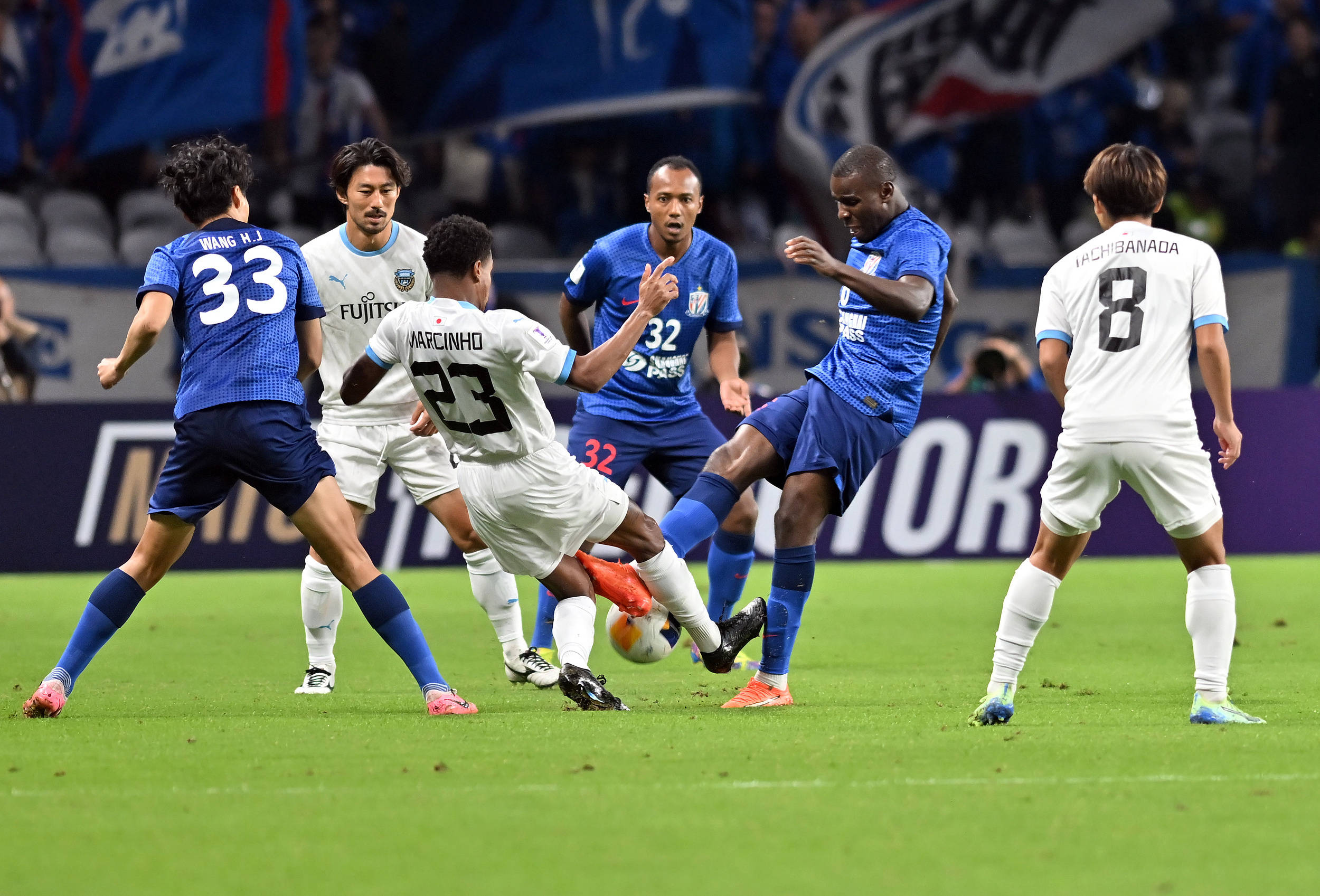 关于国际足球赛事火热进行，球场内外充满激情的信息