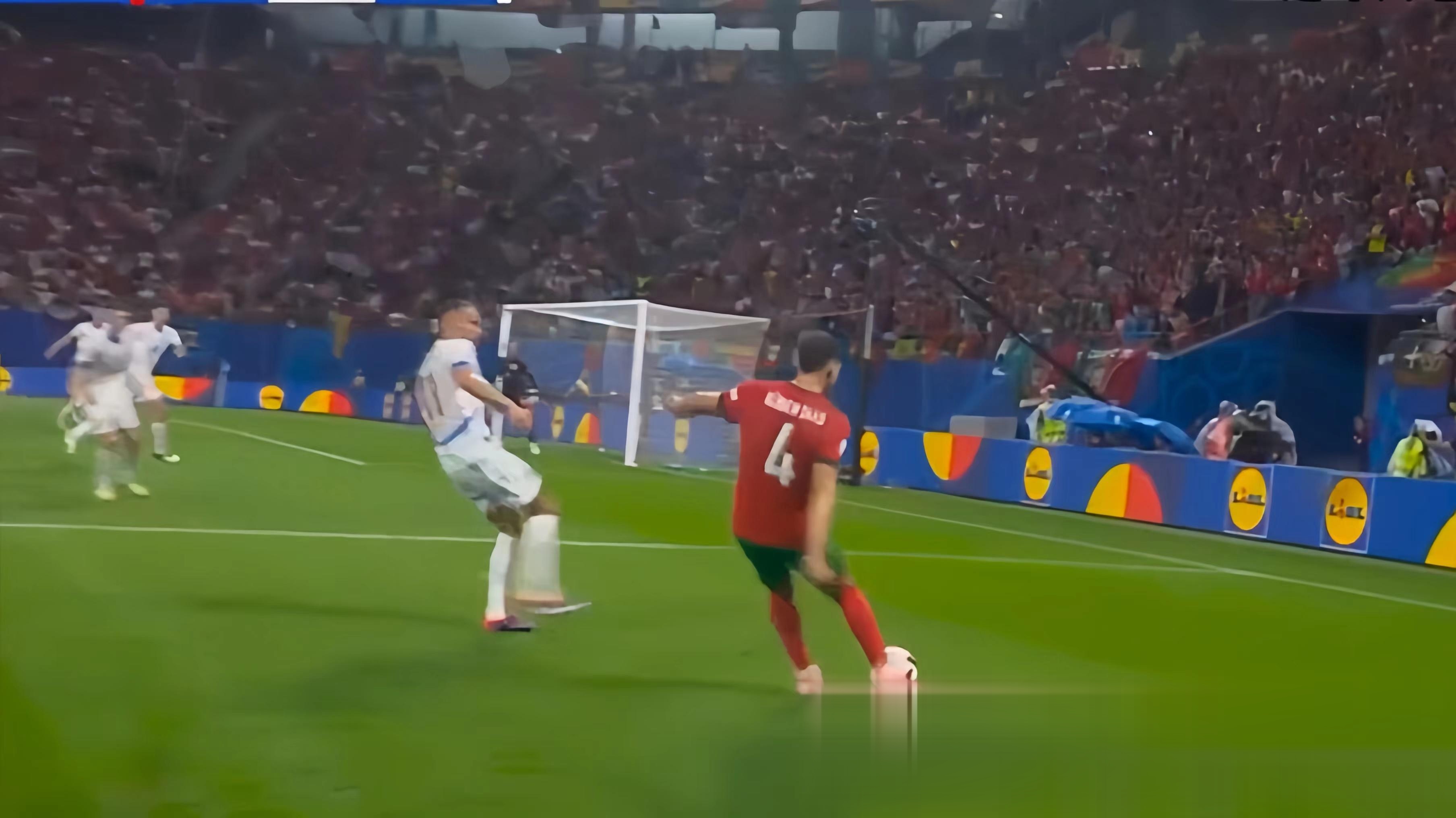 包含捷克队势如破竹，欧预赛中连胜三场的词条