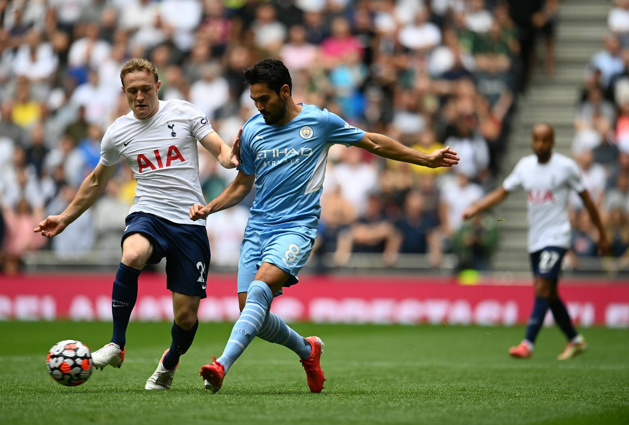 雷火电竞网址-朗斯球员多次进球，攻击手势犀利