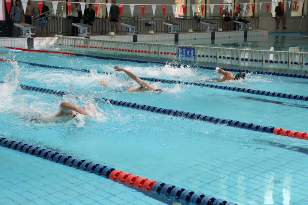雷火电竞-游泳比赛激情澎湃，选手奋力向前