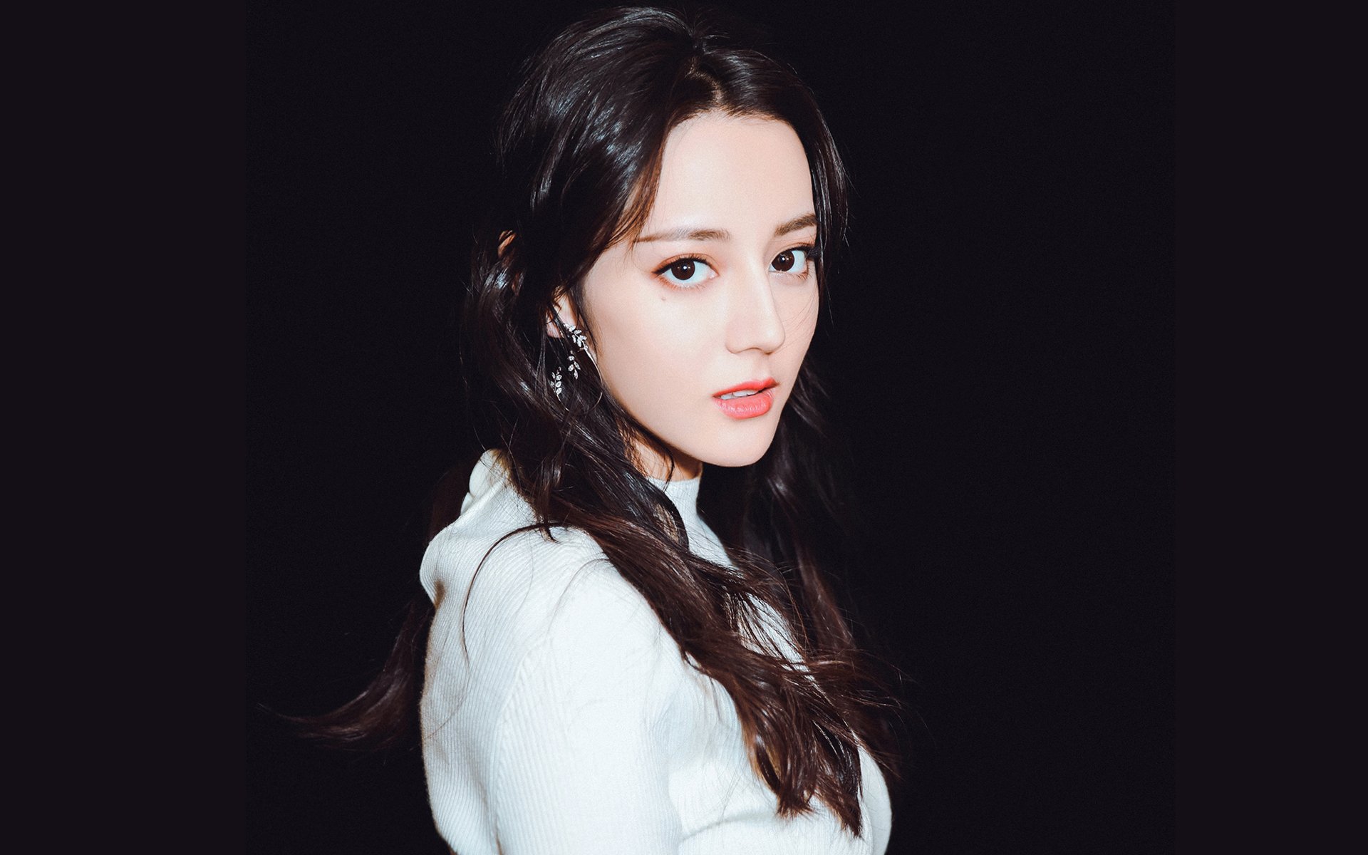 夜空之下，唯他手握明月与群星